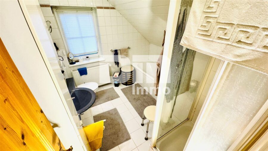 Hochwertiges Einfamilienhaus in traumhafter Ortsrandlage mit Einliegerbereich - OG / DG Badezimmer mit Dusche / Wanne